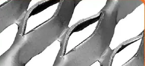 Detalle de la superficie lisa del Piso Perfilado MetalCorp de AHOSA: los bordes de cada perforación quedan redondeados.